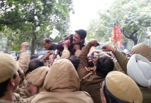 anurag thakur protesting at Rahul gandhi residence