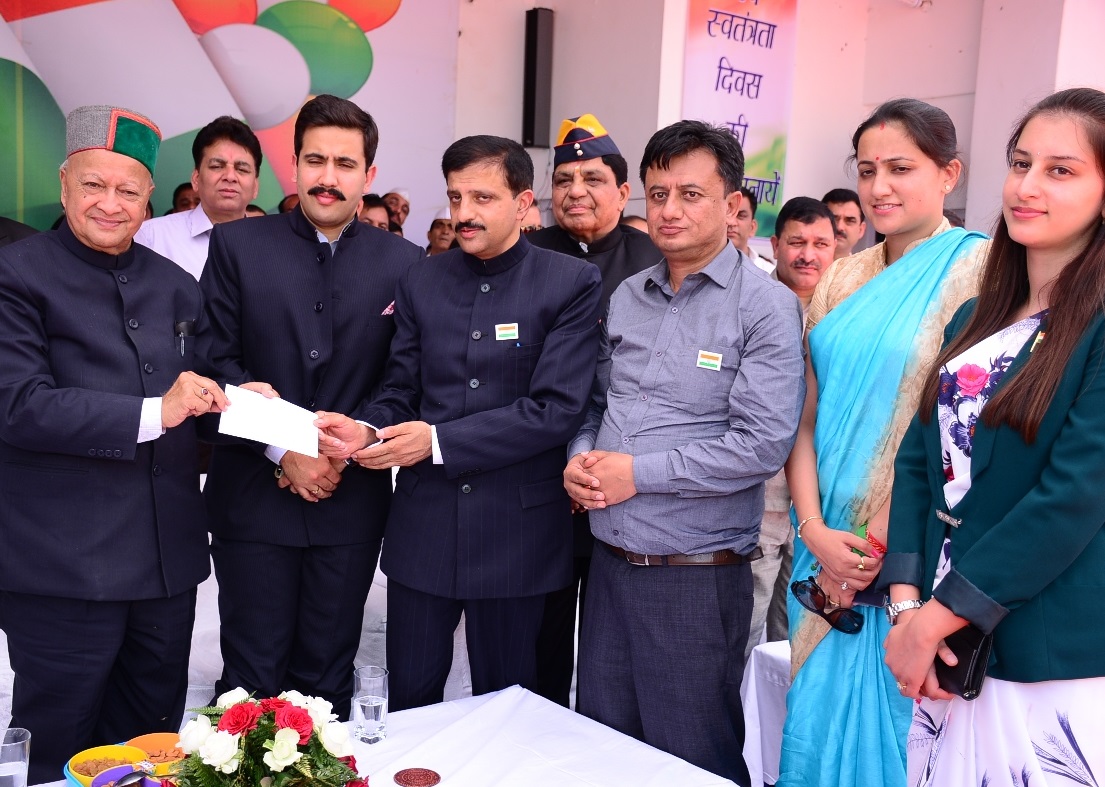 DC Solan Rakesh Kanwar presenting a cheque of Rs 21 lakh to Chief Minister Virbhadra Singh towards CM Relief Fund.