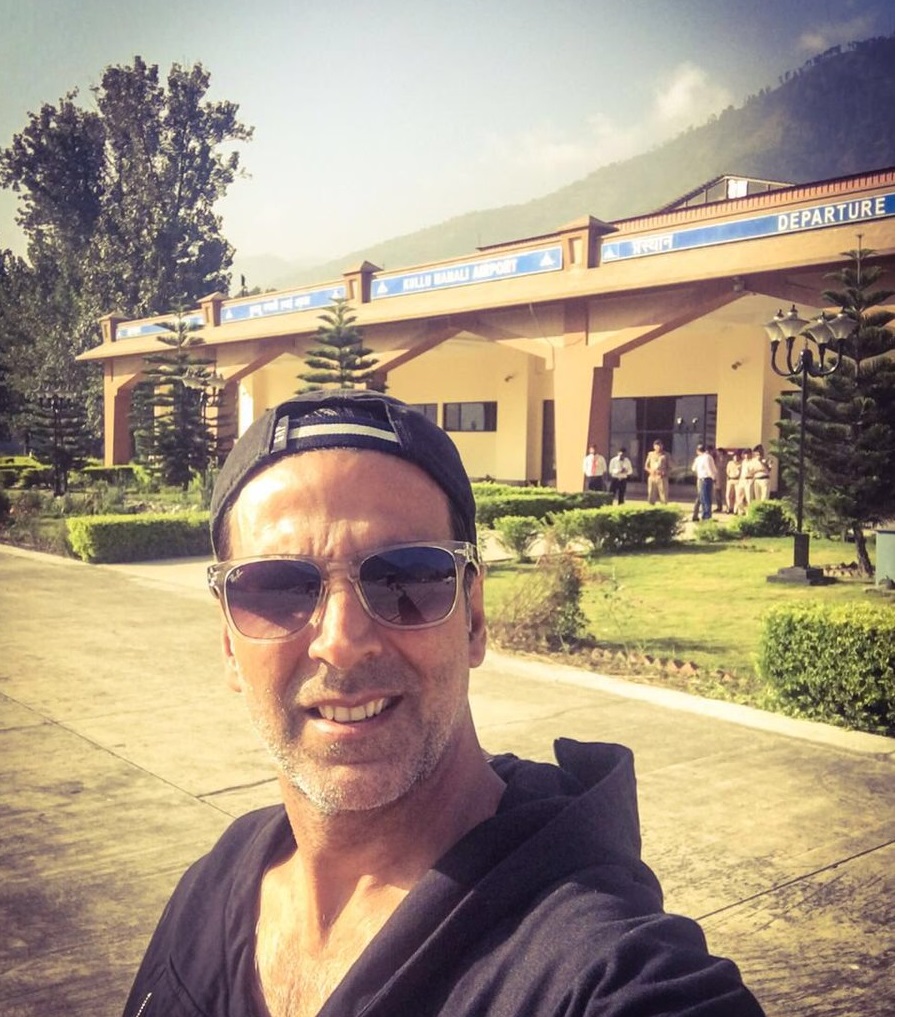 Akshay Kumar at Bhuntar Airport, Kullu