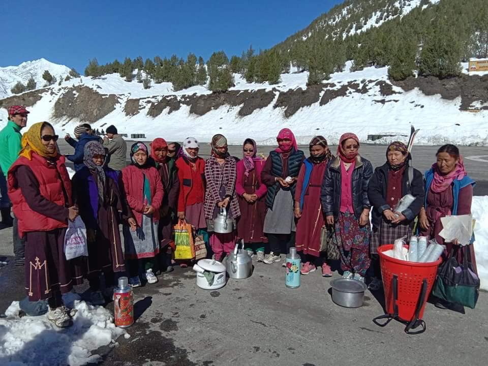 Lahaul-Spiti Villagers helping stranded tourists 2