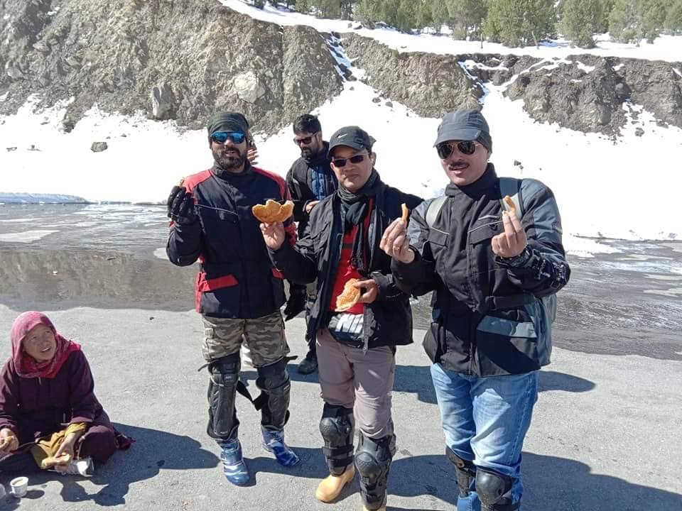 Lahaul-Spiti Villagers helping stranded tourists