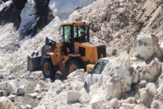 Avalanche hits Leh-Manali Highway, five tourists rescued