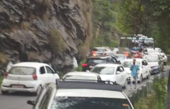 Tourist Rush Chokes Shimla as 30,000 Vehicles Enter City in a Day