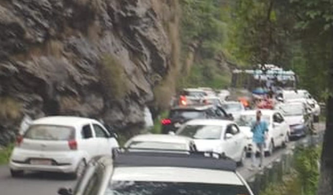Tourist Rush Chokes Shimla as 30,000 Vehicles Enter City in a Day