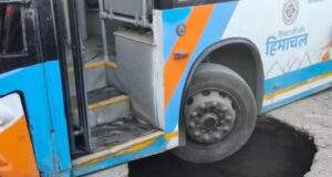 Shimla Road Caves In, Schoolgirl Falls Into 10-Foot Pothole at Bhattakufar