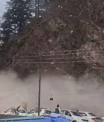Boulders, Debris Crash Onto Dhalli–Sanjauli Bypass, Vehicles Narrowly Escape