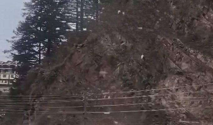 Boulders, Debris Crash Onto Dhalli–Sanjauli Bypass, Vehicles Narrowly Escape